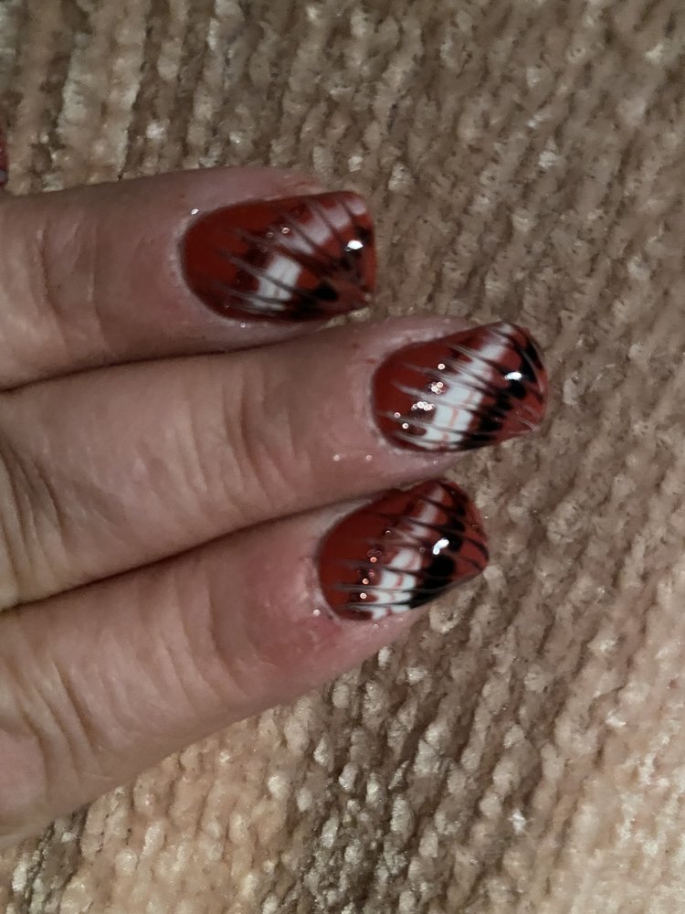 L & T Nails Logo