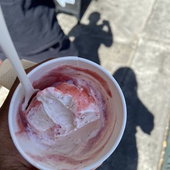 à la minute - Strawberry ice-cream with strawberry compote - Ice Cream & Frozen Yogurt Near Me - Redlands, California