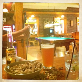 Esquire Lounge - Billiards on a lazy Monday - Pizza Near Me - Champaign, Illinois