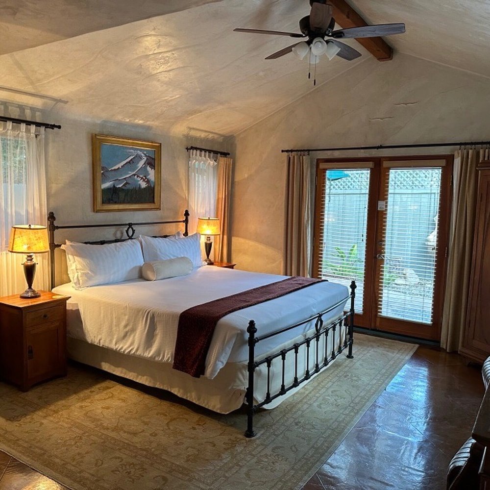 The Blue Iguana Inn - Large bdroom - Hotels Near Me - Ojai, California The Blue Iguana Inn - Large bdroom - Hotels Near Me - Ojai, California