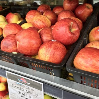 Red Barn Market - a display of apples - Delis Near Me - Victoria, British Columbia Red Barn Market - a display of apples - Delis Near Me - Victoria, British Columbia