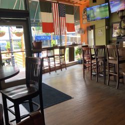 Molly's Irish Pub - Nice clean bar area
