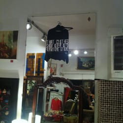 That Clothes Shop Over Old Furniture Store - Tienda