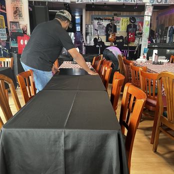Papa Turney's - Changed the tablecloths for the evening show - Barbeque Near Me - Hermitage, Tennessee