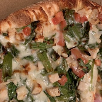 Primo Pizza - Huge pieces of green onions on the Chicken Gourmet - Pizza Near Me - Daly City, California