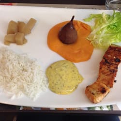 Au Vieux Marché - Plat saumon grillé accompagné d'une poire sur purée de carotte, riz sauce piquante, accompagné de salade et de topinambour.