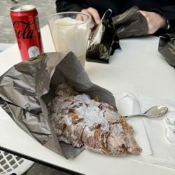 Le Fournil de Mouffetard - Almond croissant