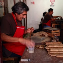 Tabaquería Legendaria - Los puros en proceso.