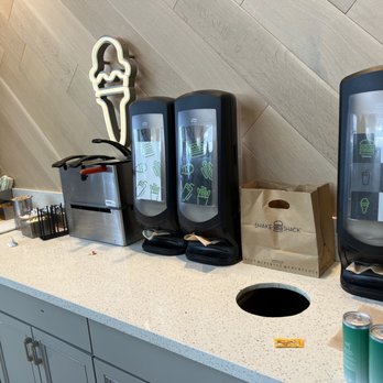 Shake Shack - Condiment counter - Fast Food Near Me - Charlotte, North Carolina