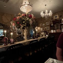 Vinny's Italian Kitchen - Such beautiful decor - and candles everywhere!