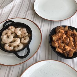 L'escamarlà - Garlic shrimp and patatas bravas