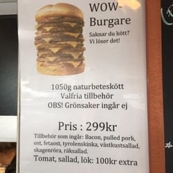 Lasse på heden - Feeling hungry? The Wow Burger weighs in at roughly 1 kg (2 lbs) and includes condiments such as pulled pork, bacon, ham + more!
