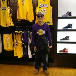 Showing my Los Angeles Lakers spirit and Lakers city edition hats 2-5-20!!!