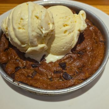 BJ's Restaurant & Brewhouse - Chocolate chunk pizookie - New American Near Me - Hurst, Texas