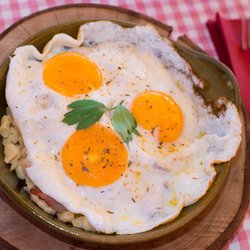 Restaurant Berghof - Drei Spiegeleier auf Spätzle und Speck (17 CHF)