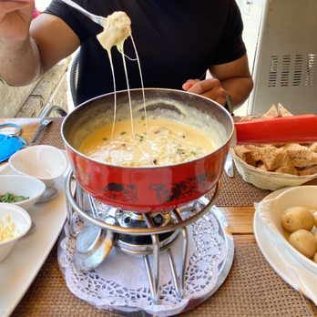 Restaurant Oberland - Traditional fondue - Fondue Near Me - Lauterbrunnen, BE