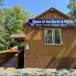 Gems of the Earth & More - Gorgeous day to visit the rock shop