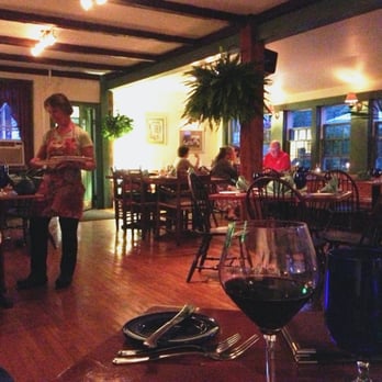 Leslie's Tavern - Leslie's on a Sunday eve around 7;30 - American Near Me - Bellows Falls, Vermont Leslie's Tavern - Leslie's on a Sunday eve around 7;30 - American Near Me - Bellows Falls, Vermont