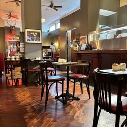 Flanagan's Restaurant - Decor