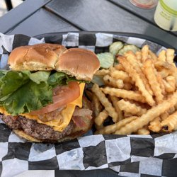Shakers Sports Bar & Grill - Bacon Cheeseburger