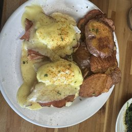 Traditional eggs Benedict