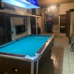 1st Street Lounge - Pool table