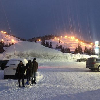 Summit Inn - Outside Summit Inn parking - Hotels Near Me - Snoqualmie Pass, Washington
