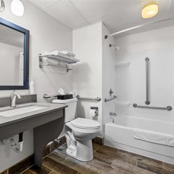 Days Inn by Wyndham Fond du Lac - Guest room bath (accessible)