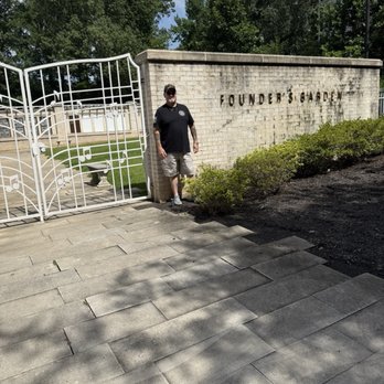The Guest House At Graceland - Founder's garden - Hotels Near Me - Memphis, Tennessee The Guest House At Graceland - Founder's garden - Hotels Near Me - Memphis, Tennessee