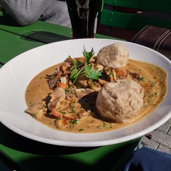 Esszimmer - Geschnetzeltes mit Rind und Schwein mit Champignon Rahmsoße, dazu Semmelknödel. - International Near Me - Großostheim, BY