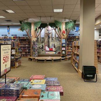 Barnes & Noble - Bookstores Near Me - Burbank, California