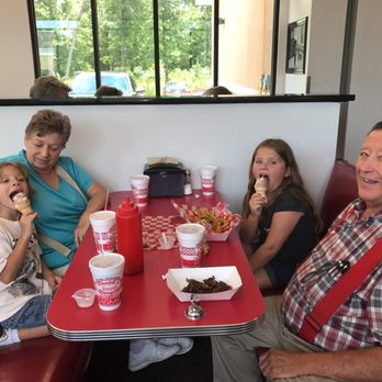 David's Burgers - a family sitting at a table - Burgers Near Me - Maumelle, Arkansas David's Burgers - a family sitting at a table - Burgers Near Me - Maumelle, Arkansas