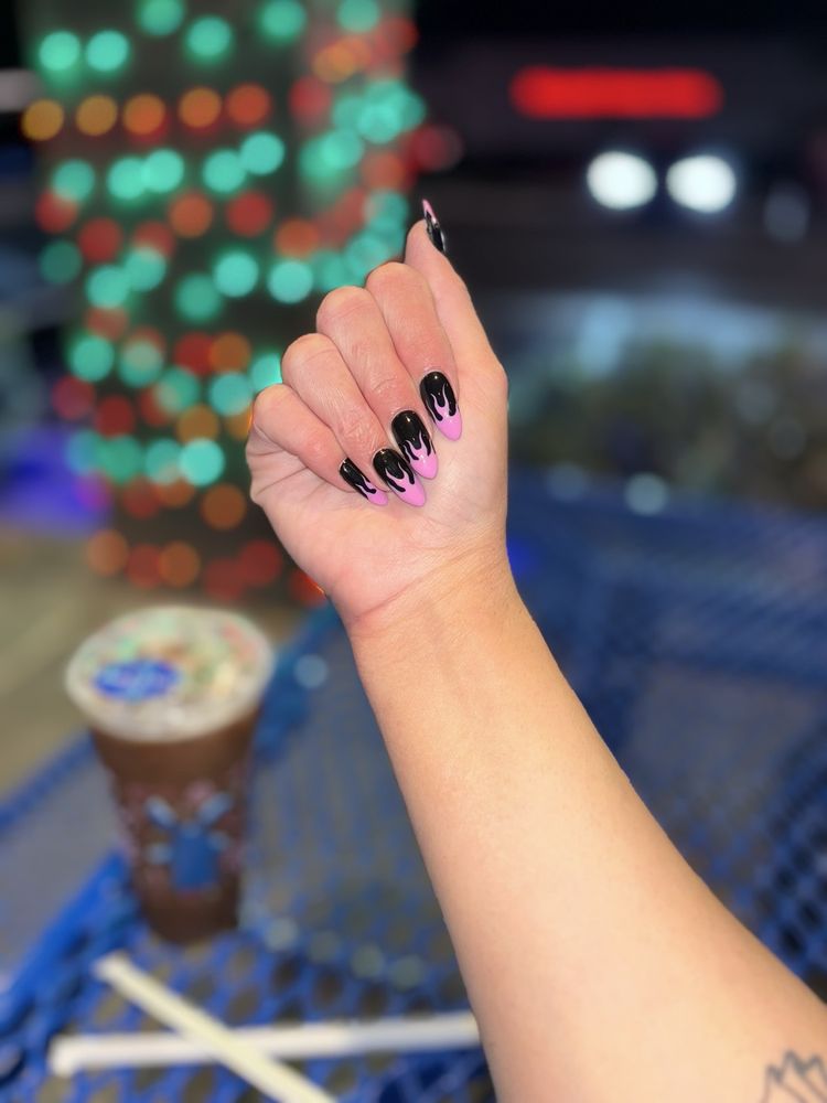 Hollygood Nails & Spa Logo