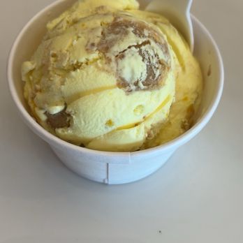 Huckleberry's - Lemon Bar Ice Cream - Ice Cream & Frozen Yogurt Near Me - Wisconsin Dells, Wisconsin