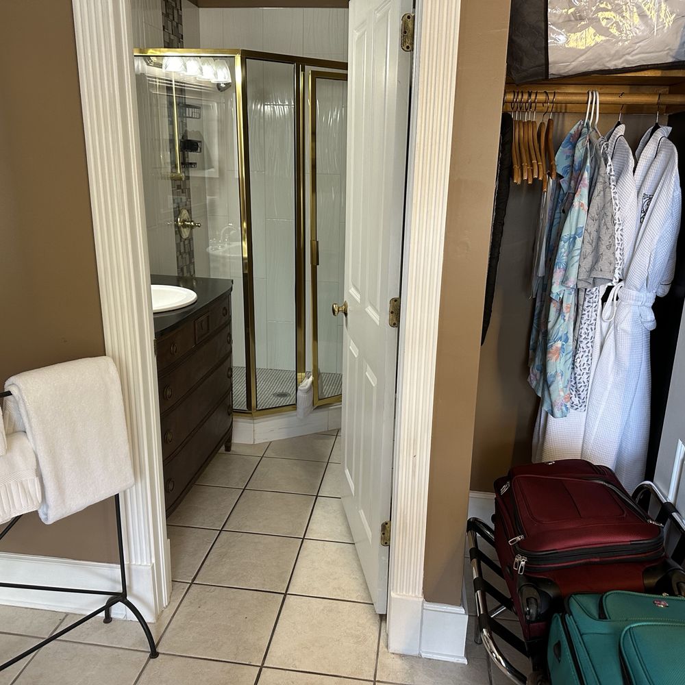 Carriage Way Centennial - Cozy bathrobes and en suite bathroom. - Hotels Near Me - Saint Augustine, Florida Carriage Way Centennial - Cozy bathrobes and en suite bathroom. - Hotels Near Me - Saint Augustine, Florida