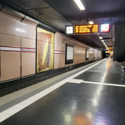 U-Bahnhof Heinrich-Heine-Allee - Platform at Heinrich-Heine-Allee U-Bahn Station