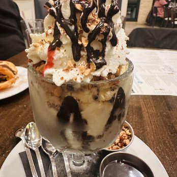 Twohey’s Restaurant - Bittersweet sundae - just simply the best! - New American Near Me - South Pasadena, California