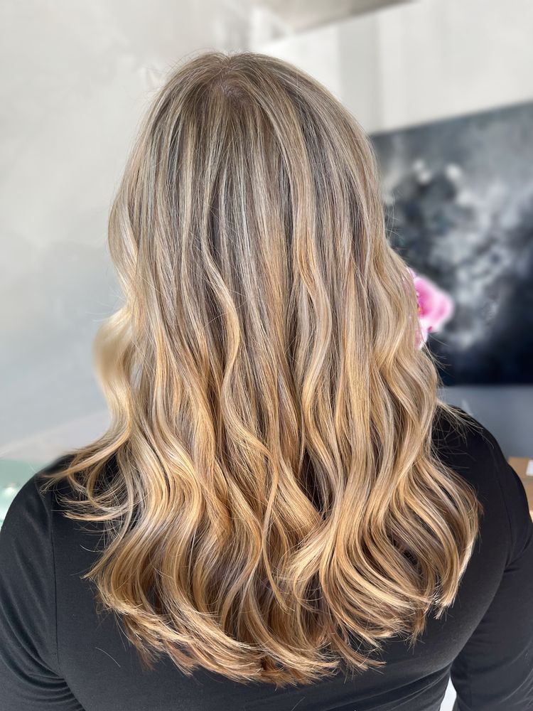 Strands Beauty Studio Logo