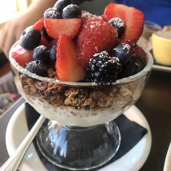 Starling Diner - Granola with yogurt and berries - New American Near Me - Long Beach, California Starling Diner - Granola with yogurt and berries - New American Near Me - Long Beach, California
