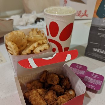 Chick-fil-A - Nuggets, fries, lemonade - Fast Food Near Me - Honolulu, Hawaii