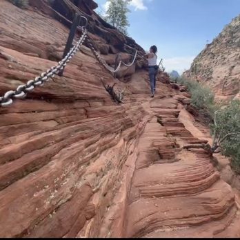 Angel's Landing - Big tip about the chains: they give and tighten depending on the people near you letting go or grabbing the chain. - Hiking Near Me - Springdale, Utah