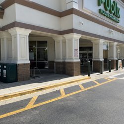 Publix Super Markets - Small parking lot free of stray carts