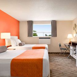 Howard Johnson by Wyndham Gravenhurst - Guest room