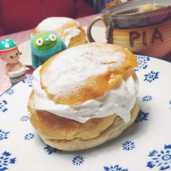 Bagar'n Hornstull - Vegansk semla, mycket god förutom att mandelmassan behöver vara mkt grovkornigare, februari 2017