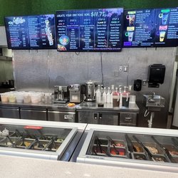 Poké Life & Sushi - Food prep and menu