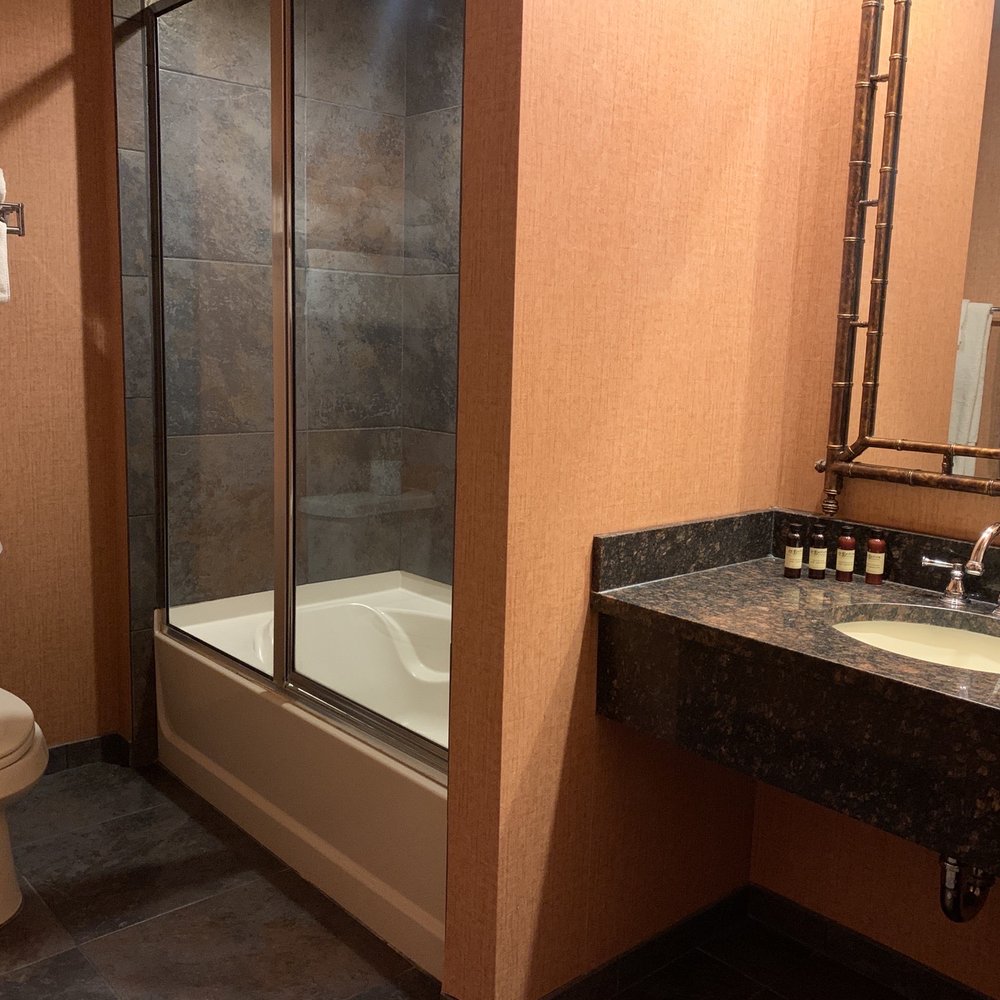 Cork Factory Hotel - Bathroom in room with 2 double beds - Hotels Near Me - Lancaster, Pennsylvania Cork Factory Hotel - Bathroom in room with 2 double beds - Hotels Near Me - Lancaster, Pennsylvania