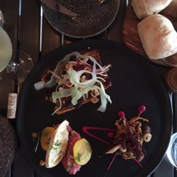 L'Îlot - Entrée " à l'aveugle " : canard fumé, hummous de betteraves et carpaccio de boeuf