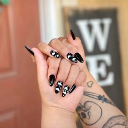 Bee Nails & Spa - Cloudy nails design