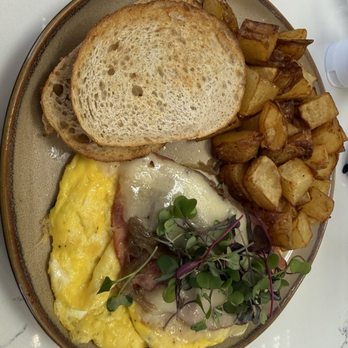 Le Jardin Café - Parisienne omelette with seasoned potatoes and toast. - Cafes Near Me - Wallingford, Connecticut