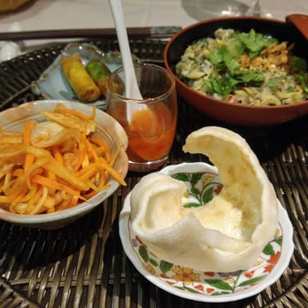 Yen - En entrée, les coques, légumes et cacahuètes. Je ne m'attendais pas un plateau aussi garni. - Vietnamese Near Me - Ixelles, BRU Yen - En entrée, les coques, légumes et cacahuètes. Je ne m'attendais pas un plateau aussi garni. - Vietnamese Near Me - Ixelles, BRU